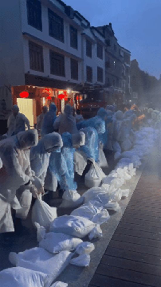 
广州儿童医院黄牛代挂号电话票贩子号贩子网上预约挂号,住院检查加快,风雨中，这群大学生搬运沙袋