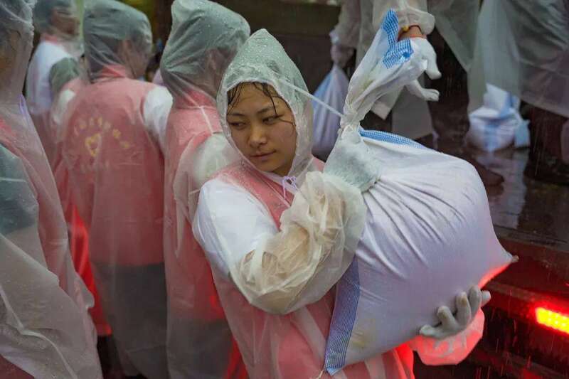 
广州儿童医院黄牛代挂号电话票贩子号贩子网上预约挂号,住院检查加快,风雨中，这群大学生搬运沙袋