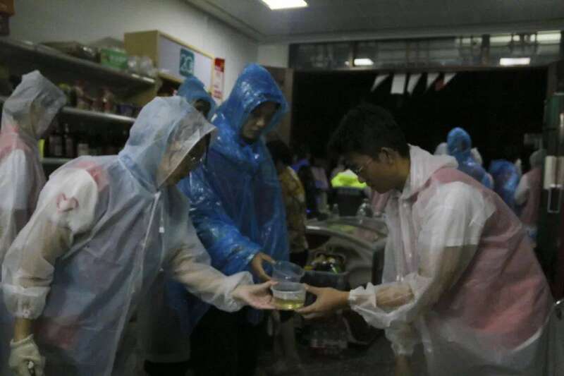 
广州儿童医院黄牛代挂号电话票贩子号贩子网上预约挂号,住院检查加快,风雨中，这群大学生搬运沙袋