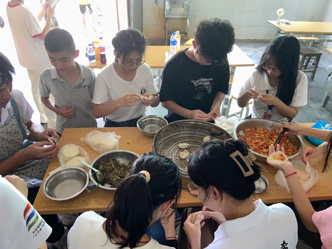 
广东省人民医院黄牛代挂号电话票贩子号贩子网上预约挂号,住院检查加快,大巴后面追出很多小孩，不停挥手……