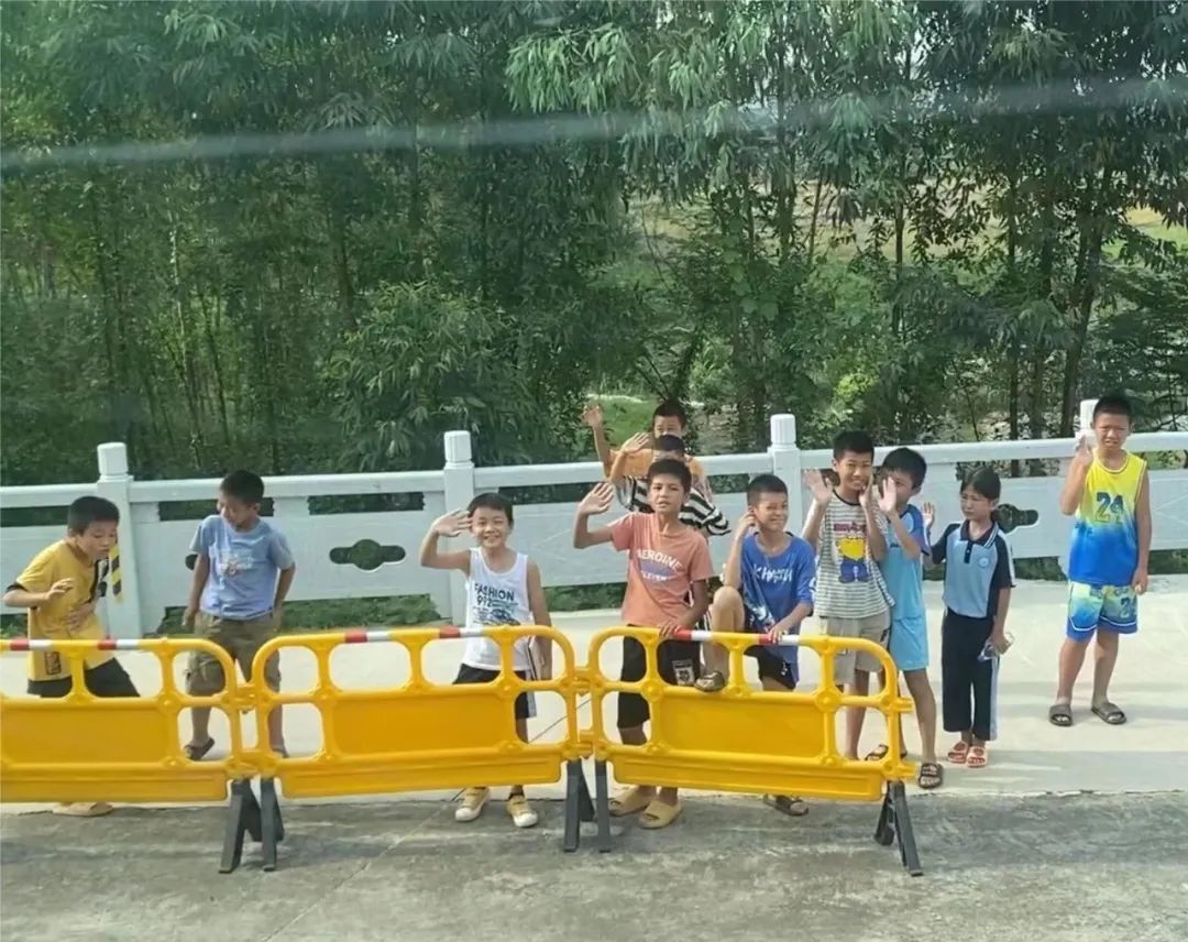 
广东省人民医院黄牛代挂号电话票贩子号贩子网上预约挂号,住院检查加快,大巴后面追出很多小孩，不停挥手……