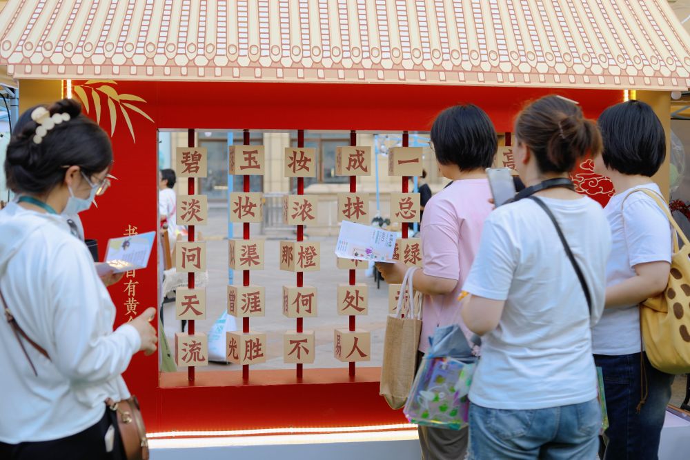 
南京军区总医院黄牛代挂号电话票贩子号贩子网上预约挂号,住院检查加快,暑期消费新观察｜乐享，这道“文化大餐”品出新滋味
