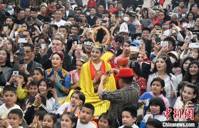 
二龙路肛肠医院黄牛代挂号电话票贩子号贩子网上预约挂号,住院检查加快,新疆喀什旅游市场缘何持续火热？