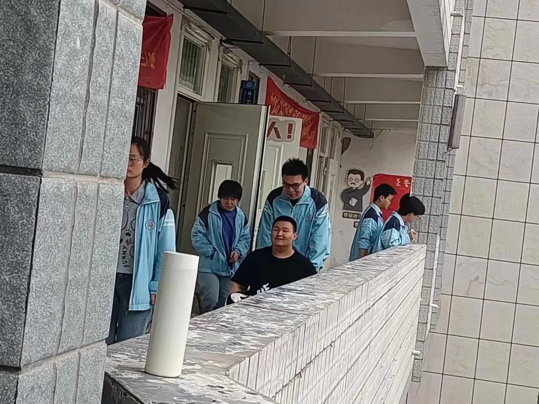 
杭州市三医院黄牛代挂号电话票贩子号贩子网上预约挂号,住院检查加快,“轮椅男孩”超一本线110分！他心仪的大学温暖回应