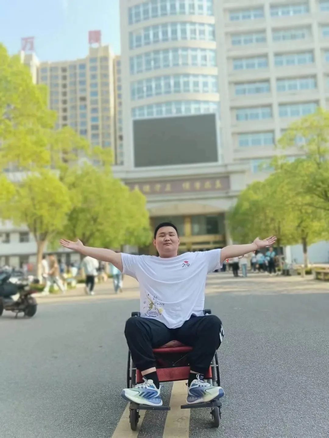 
杭州市三医院黄牛代挂号电话票贩子号贩子网上预约挂号,住院检查加快,“轮椅男孩”超一本线110分！他心仪的大学温暖回应