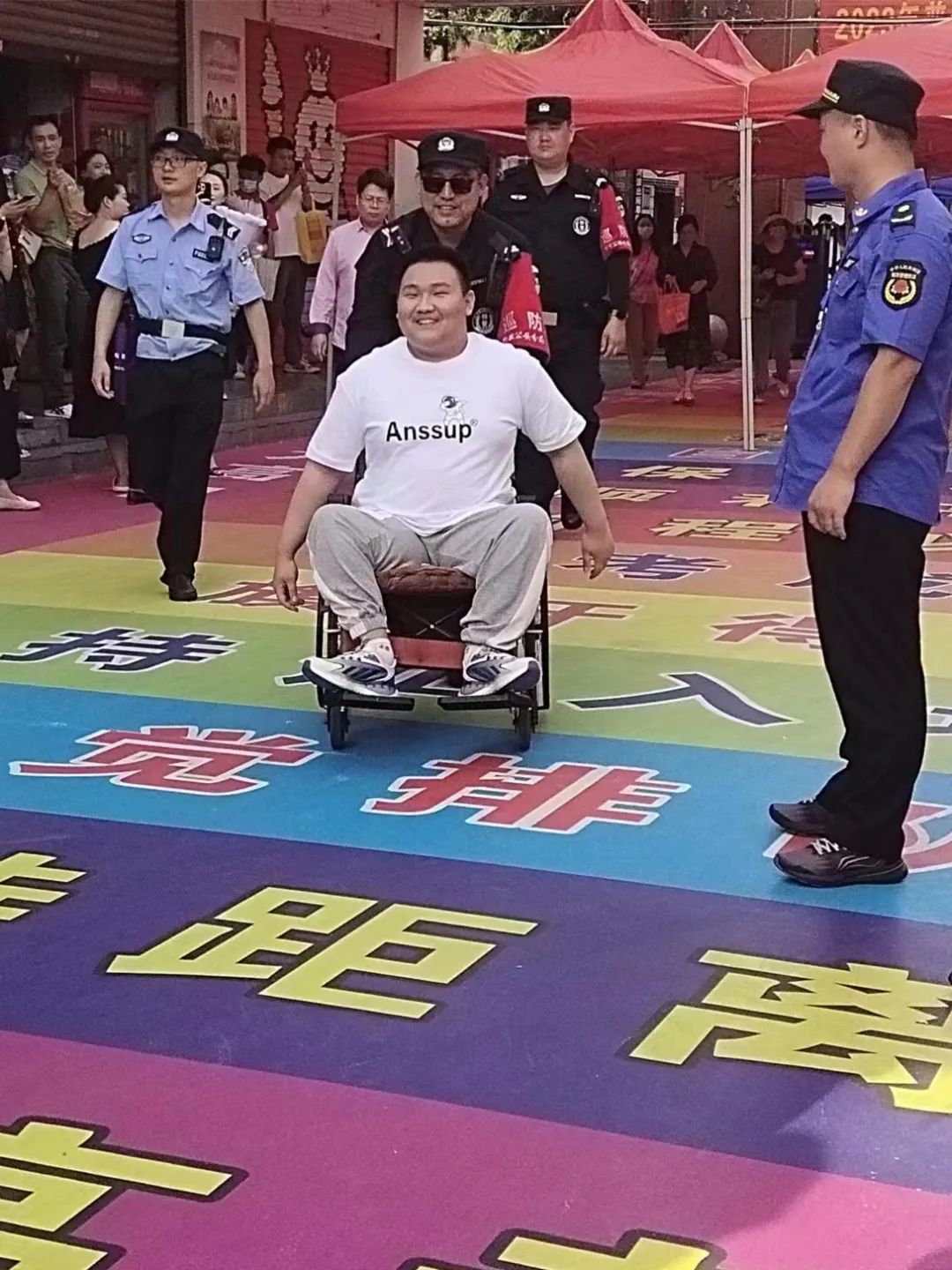 
杭州市三医院黄牛代挂号电话票贩子号贩子网上预约挂号,住院检查加快,“轮椅男孩”超一本线110分！他心仪的大学温暖回应