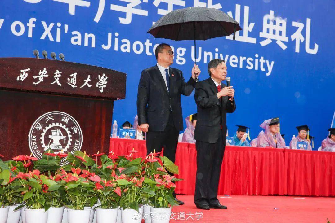 
杭州市人民医院黄牛代挂号电话票贩子号贩子网上预约挂号,住院检查加快,校长雨中致辞火了！他的历年演讲都离不开这4个字
