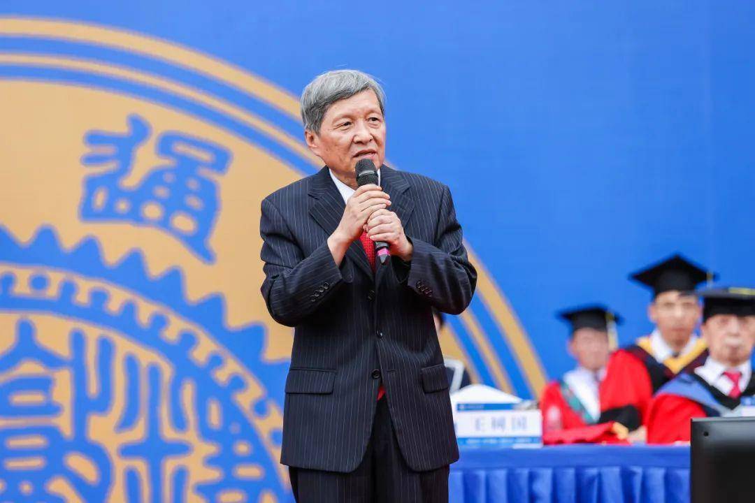 
杭州市人民医院黄牛代挂号电话票贩子号贩子网上预约挂号,住院检查加快,校长雨中致辞火了！他的历年演讲都离不开这4个字
