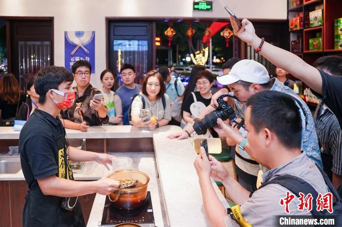 
东直门医院黄牛代挂号电话票贩子号贩子网上预约挂号,住院检查加快,香港青年乐于“转换跑道”到内地追梦