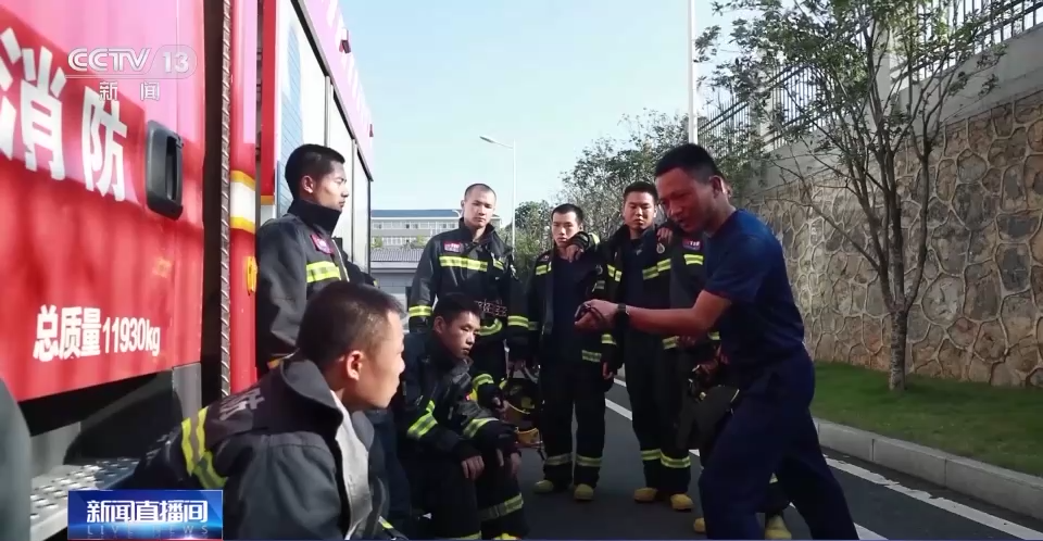 
江苏省中西医结合医院黄牛代挂号电话票贩子号贩子网上预约挂号,住院检查加快,扛着64斤的泡沫桶、30斤的液化气罐 消防员不惧“烤”验开展高温环境下灭火训练