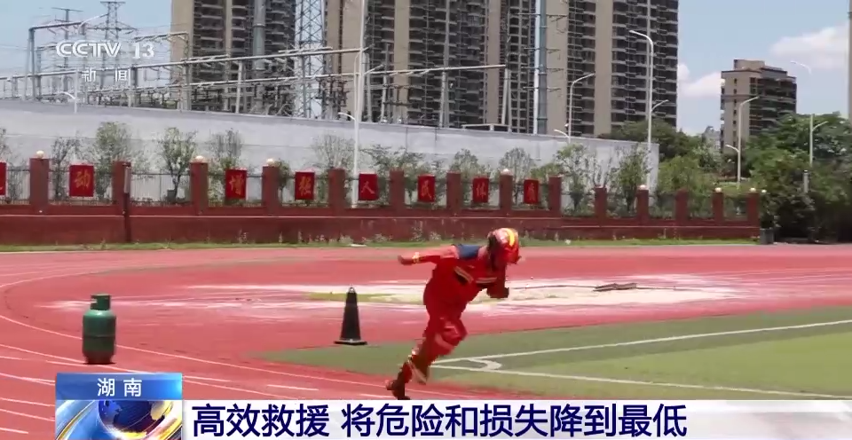 
江苏省中西医结合医院黄牛代挂号电话票贩子号贩子网上预约挂号,住院检查加快,扛着64斤的泡沫桶、30斤的液化气罐 消防员不惧“烤”验开展高温环境下灭火训练