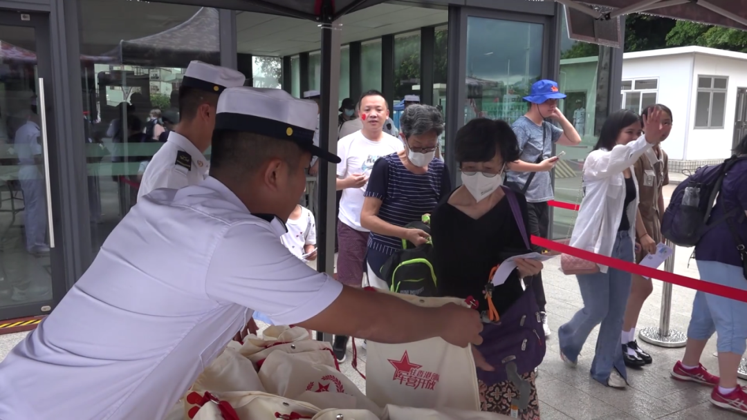 
广州各大医院黄牛代挂号电话票贩子号贩子网上预约挂号,住院检查加快,军营开放 情满香江——驻香港部队2023年度“七一”军营开放感人瞬间