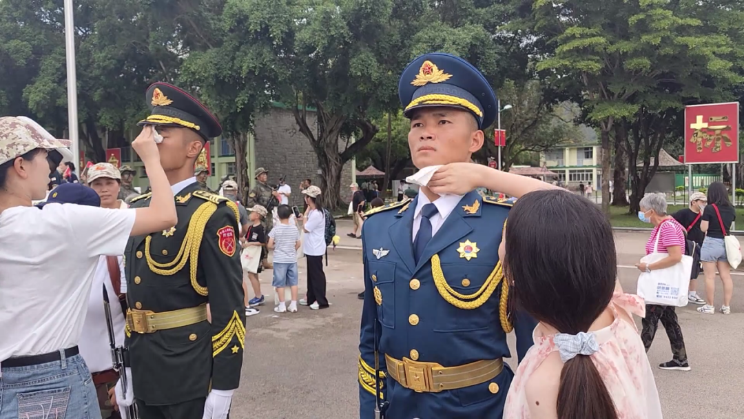 
广州各大医院黄牛代挂号电话票贩子号贩子网上预约挂号,住院检查加快,军营开放 情满香江——驻香港部队2023年度“七一”军营开放感人瞬间