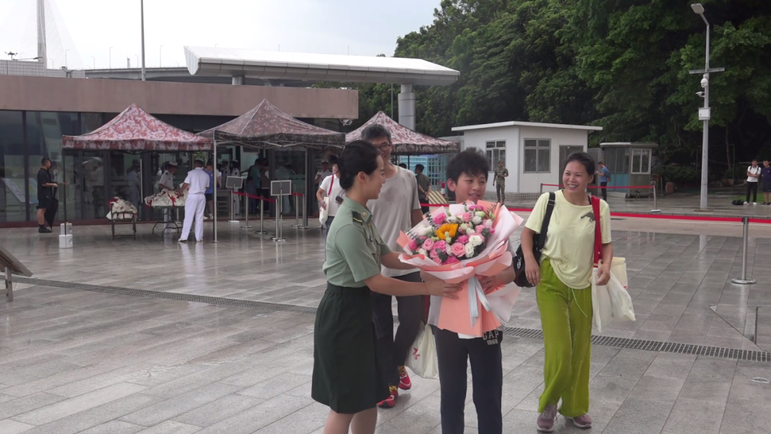 
广州各大医院黄牛代挂号电话票贩子号贩子网上预约挂号,住院检查加快,军营开放 情满香江——驻香港部队2023年度“七一”军营开放感人瞬间