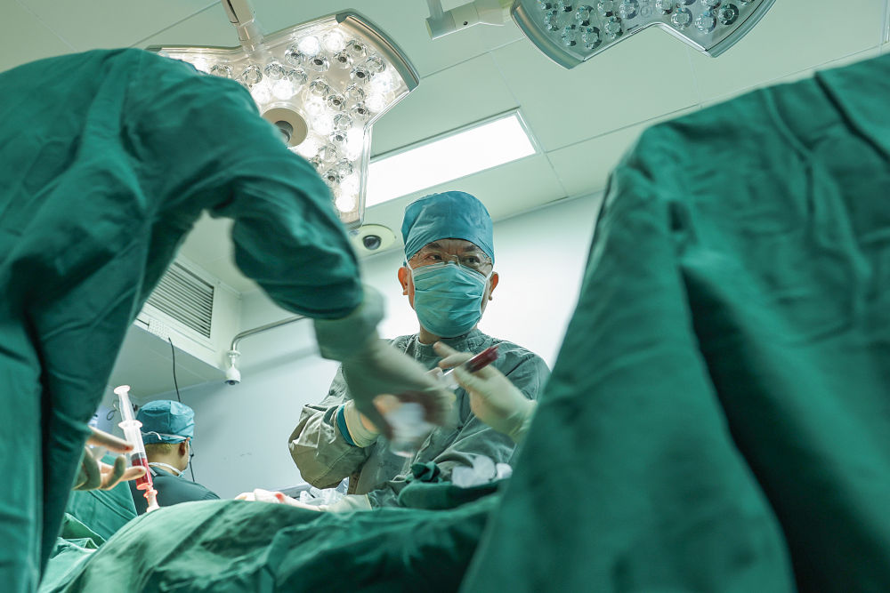 
成都华西医院黄牛代挂号电话票贩子号贩子网上预约挂号,住院检查加快,勇担健康使命，铸就时代新功——写在第六个中国医师节到来之际