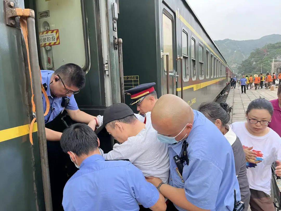 
中国人民解放军总医院黄牛代挂号电话票贩子号贩子网上预约挂号,住院检查加快,现场直击！K396次、Z180次、K1178次列车旅客转运纪实