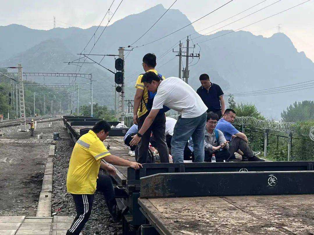 
中国人民解放军总医院黄牛代挂号电话票贩子号贩子网上预约挂号,住院检查加快,现场直击！K396次、Z180次、K1178次列车旅客转运纪实