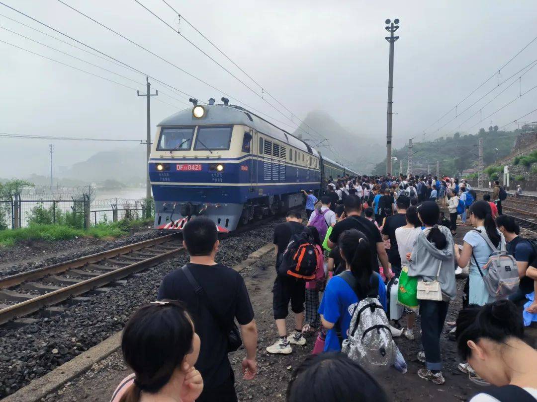 
中国人民解放军总医院黄牛代挂号电话票贩子号贩子网上预约挂号,住院检查加快,现场直击！K396次、Z180次、K1178次列车旅客转运纪实