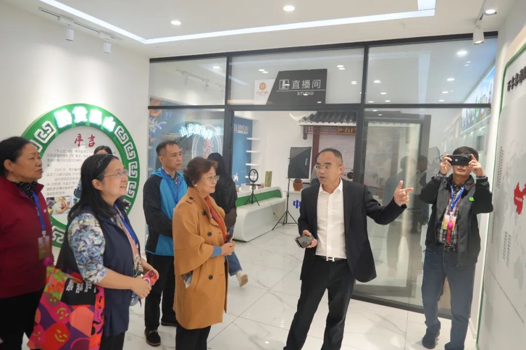 
杭州市一医院黄牛代挂号电话票贩子号贩子网上预约挂号,住院检查加快,中国侨联海外华文媒体采访行走进万户寨乡村振兴会客厅