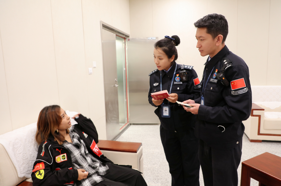 
广州中山三医院黄牛代挂号电话票贩子号贩子网上预约挂号,住院检查加快,国门“夫妻档” 国庆共坚守