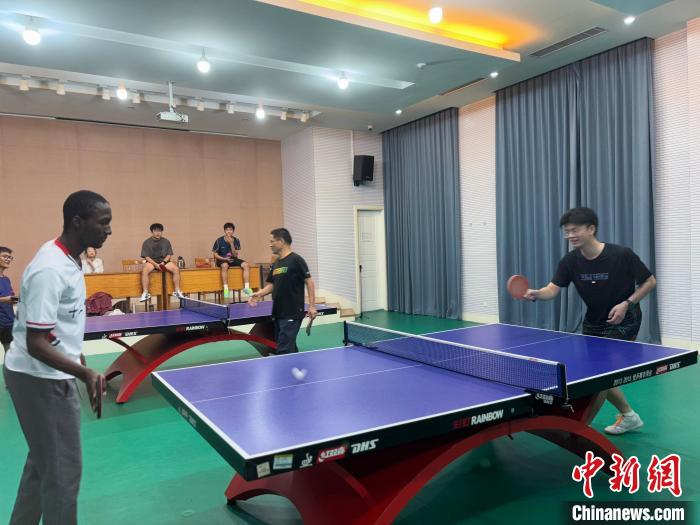 
上海胸科医院黄牛代挂号电话票贩子号贩子网上预约挂号,住院检查加快,尼日利亚小伙在中国：乒乓社交开启求学故事