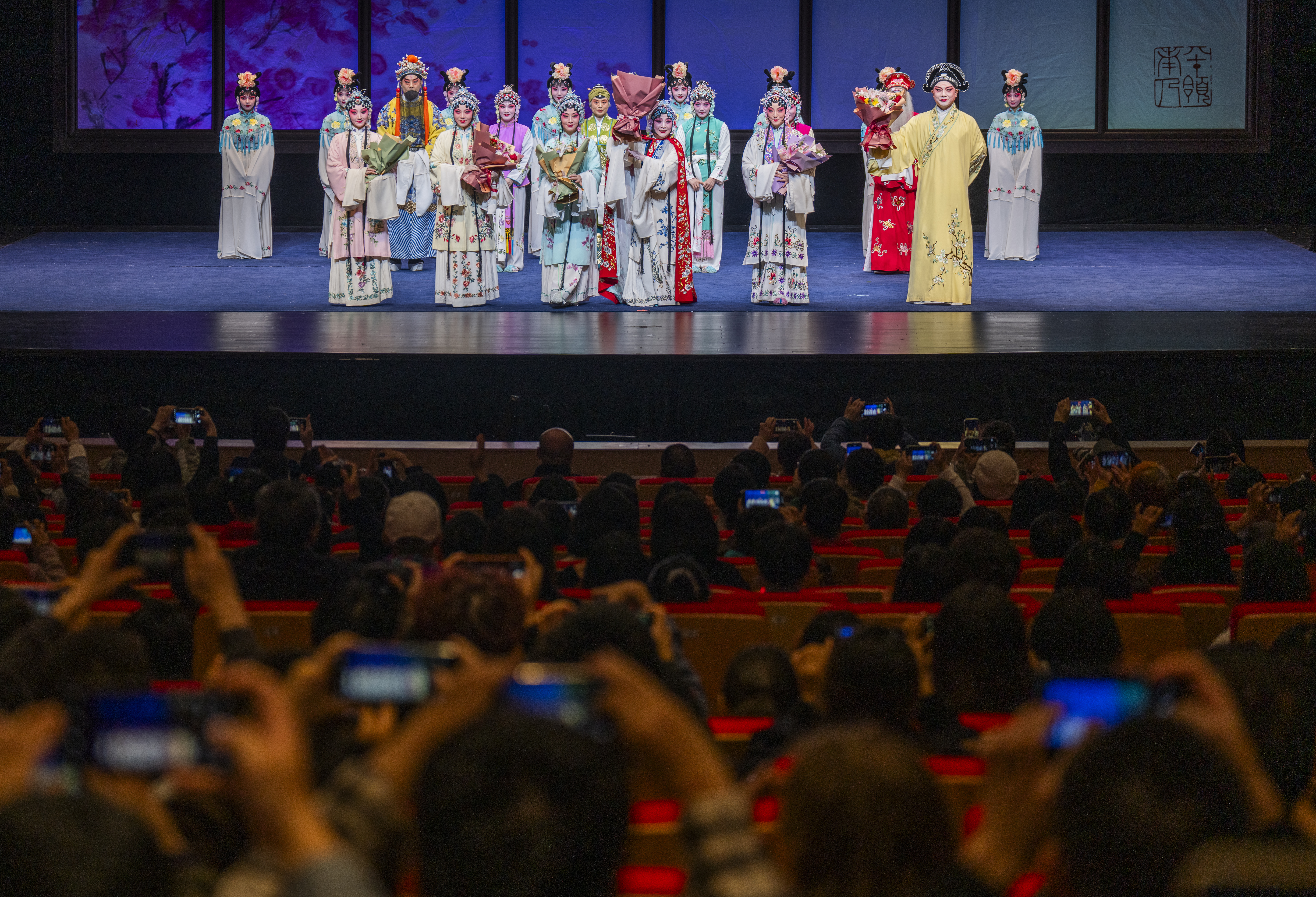 
成都华西医院黄牛代挂号电话票贩子号贩子网上预约挂号,住院检查加快,文化中国行｜舞台上来了5位“杜丽娘”，82岁的她赢得满堂彩