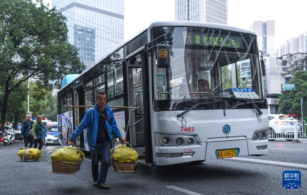 
广州各大医院黄牛代挂号电话票贩子号贩子网上预约挂号,住院检查加快,图片故事丨这趟城乡公交，载满人间烟火和城市温度