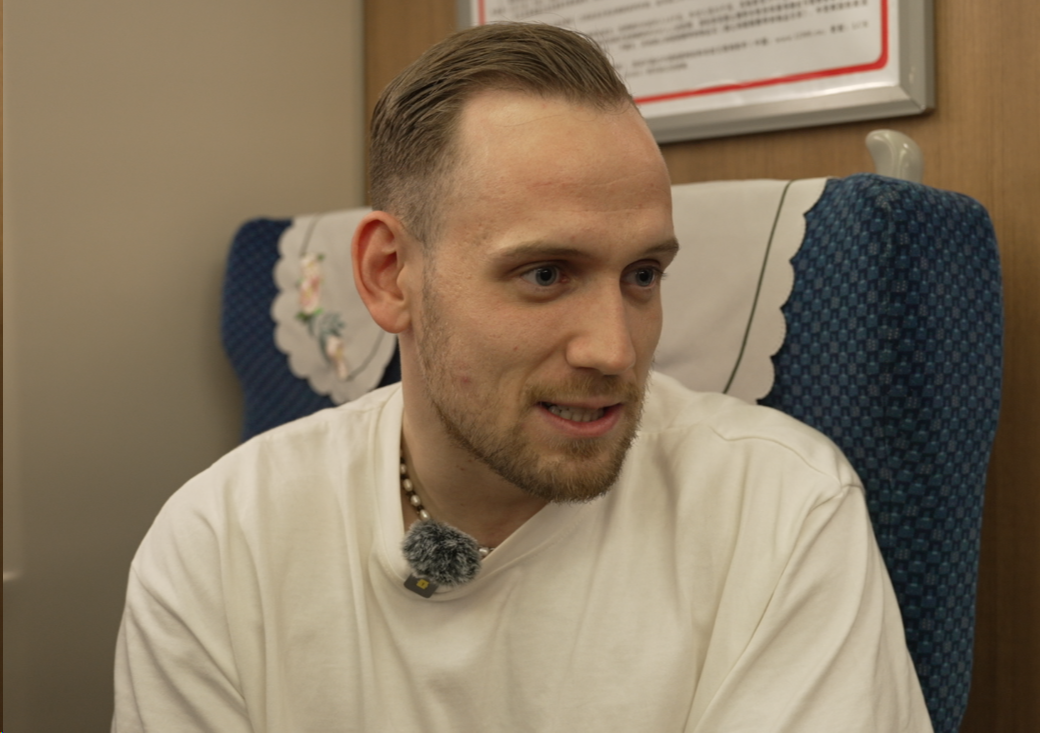 南京眼科医院黄牛代挂号电话票贩子号贩子网上预约挂号,住院检查加快,叠加免签政策效应 中老铁路吸引外国游客“坐着火车来中国”