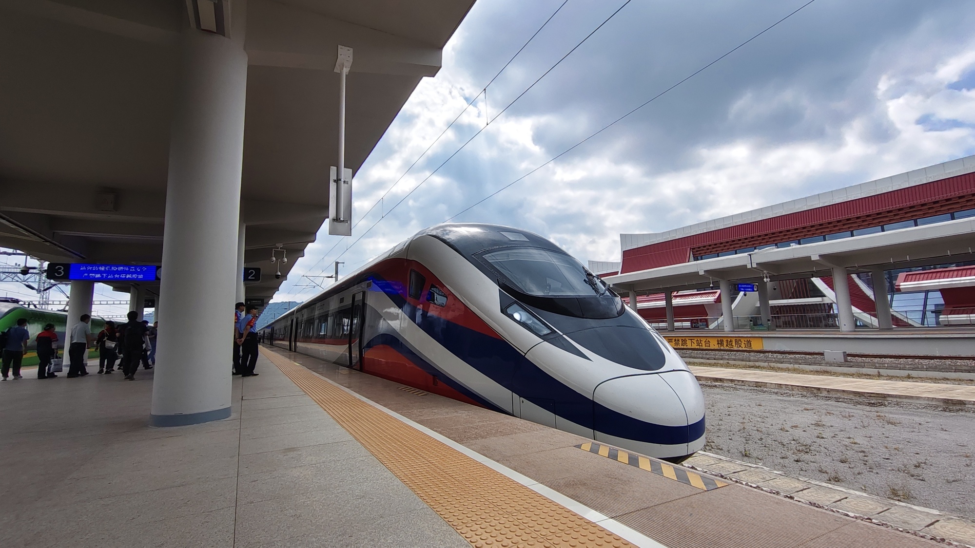 
南京眼科医院黄牛代挂号电话票贩子号贩子网上预约挂号,住院检查加快,叠加免签政策效应 中老铁路吸引外国游客“坐着火车来中国”