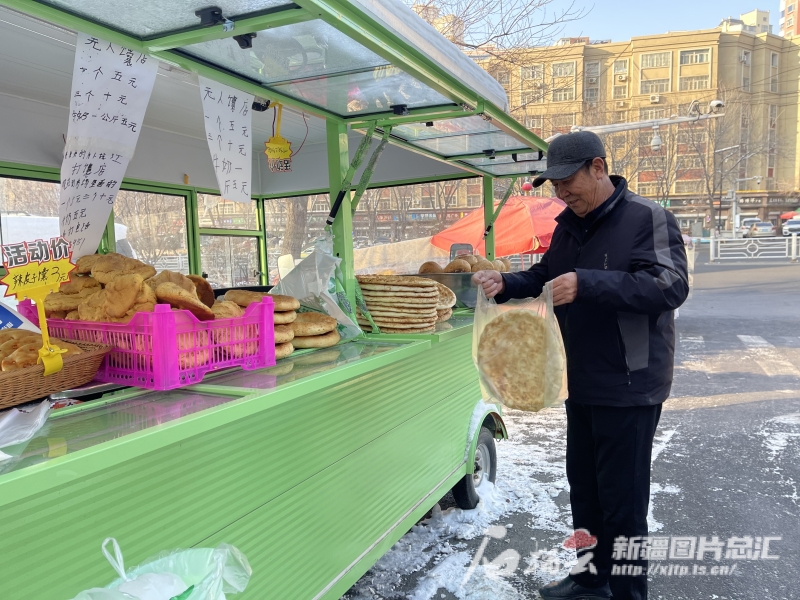 
南京金陵医院黄牛代挂号电话票贩子号贩子网上预约挂号,住院检查加快,自行扫码付款 乌市这里有个“无人馕摊”