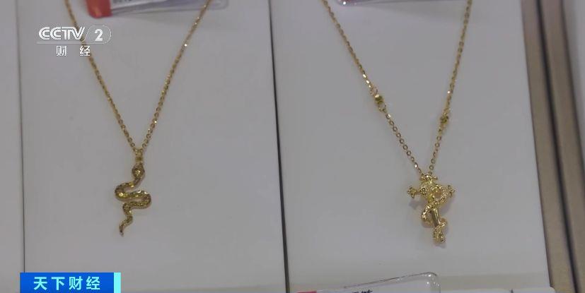 
中山大学孙逸仙纪念医院黄牛代挂号电话票贩子号贩子网上预约挂号,住院检查加快,“蛇”我其谁！新年临近 蛇年生肖饰品走俏市场