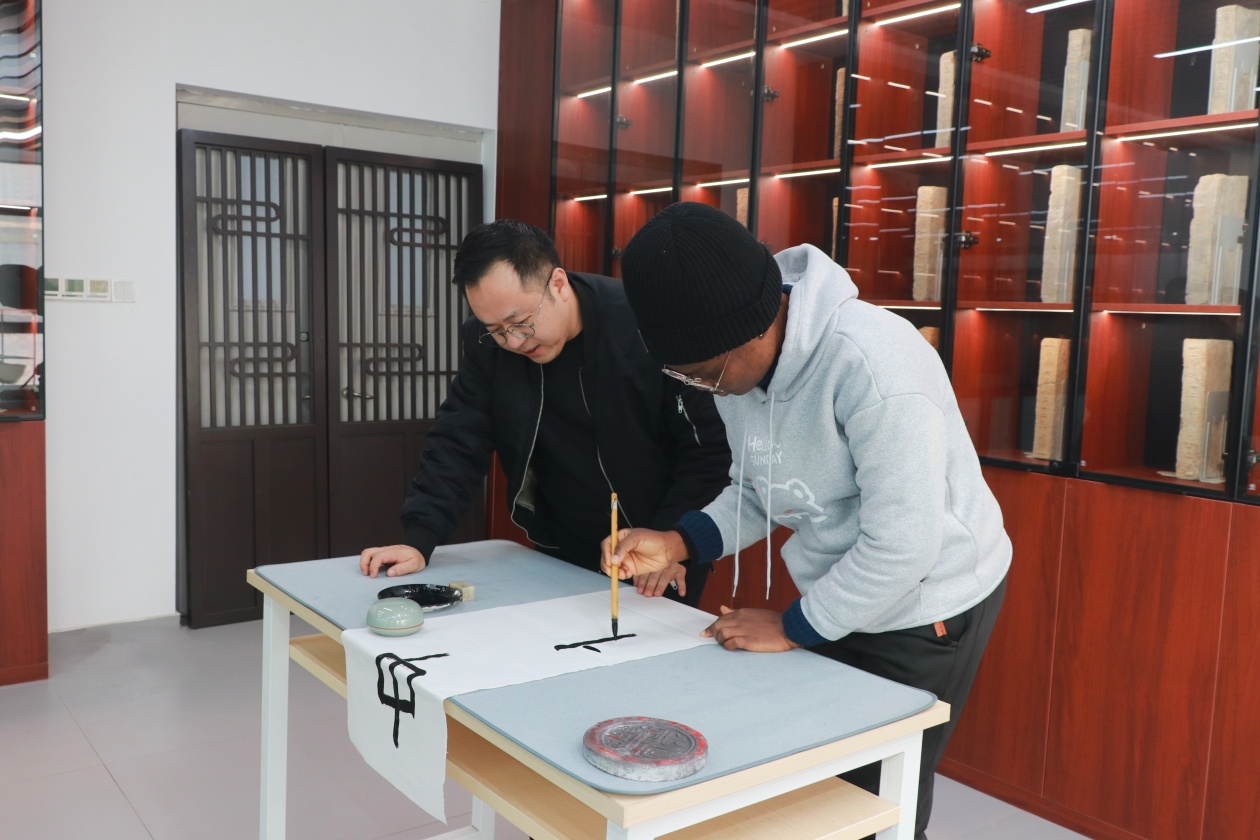 
长沙湘雅医院黄牛代挂号电话票贩子号贩子网上预约挂号,住院检查加快,“洋学生”中国说｜非洲姑娘爱上中国书法：“我对中华文化有了更深的热爱与敬意”