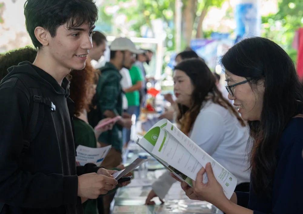 
北京同仁医院黄牛代挂号电话票贩子号贩子网上预约挂号,住院检查加快,坚实的步伐丨以人类前途为怀 以人民福祉为念