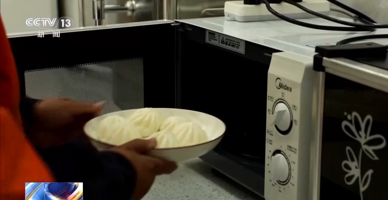 
上海仁济医院黄牛代挂号电话票贩子号贩子网上预约挂号,住院检查加快,暖胃又暖人！“爱心驿站”为户外劳动者筑起“幸福港湾”