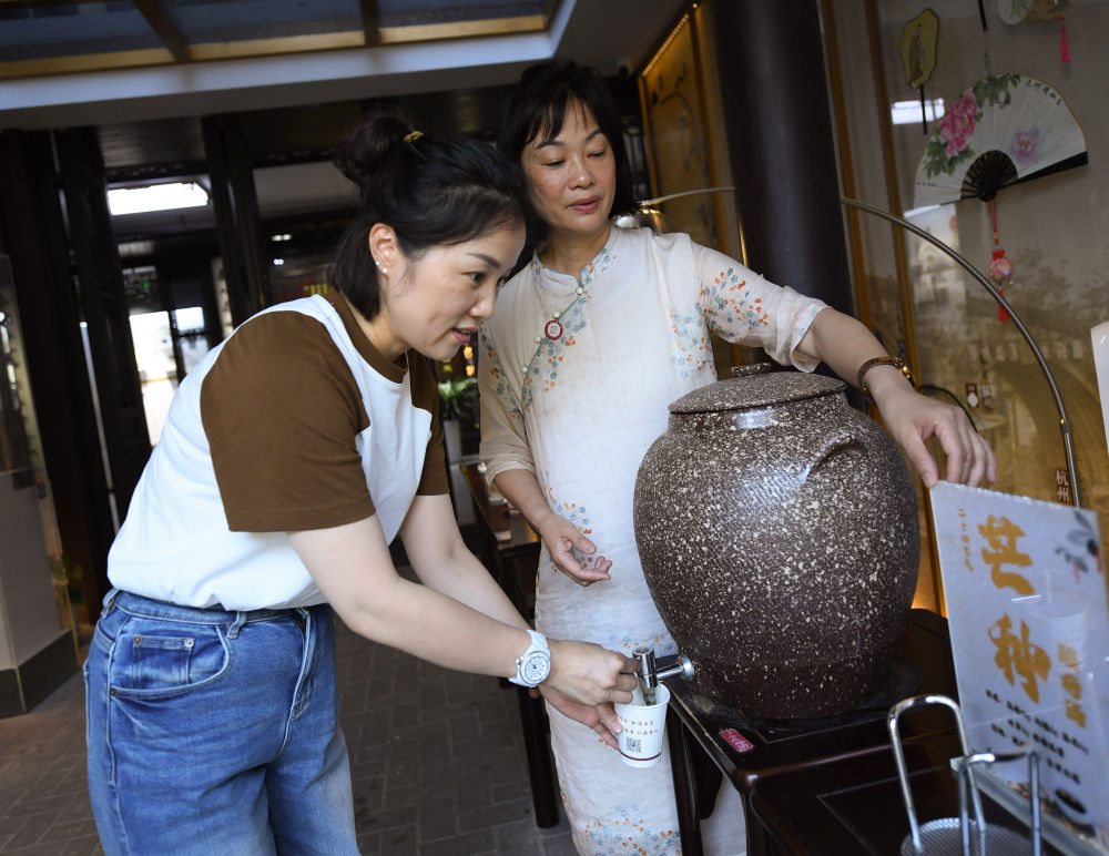 
杭州市富阳中医骨伤医院黄牛代挂号电话票贩子号贩子网上预约挂号,住院检查加快,新华全媒+·中国大运河申遗成功十周年｜在京杭大运河南端来场“City Walk”