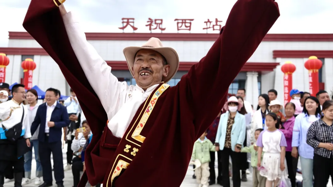 
北京同仁医院黄牛代挂号电话票贩子号贩子网上预约挂号,住院检查加快,今日开通！网友赞叹：家乡通高铁啦！