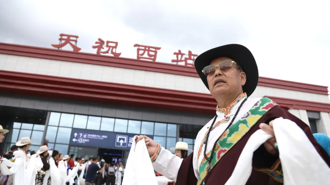 
北京同仁医院黄牛代挂号电话票贩子号贩子网上预约挂号,住院检查加快,今日开通！网友赞叹：家乡通高铁啦！
