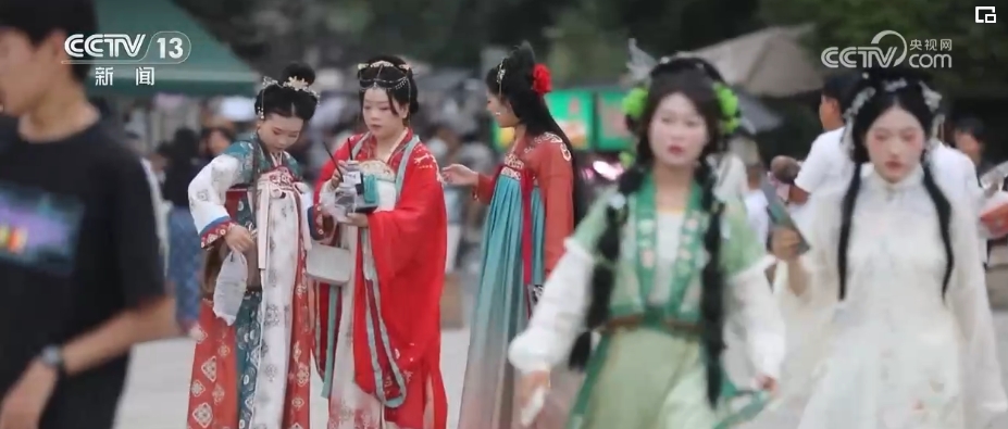 
上海眼耳鼻喉科医院黄牛代挂号电话票贩子号贩子网上预约挂号,住院检查加快,历史是底气！着华服、绾青丝、点朱丹……文化“穿”在百姓身上