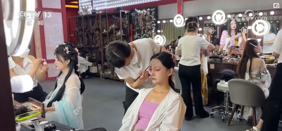 
上海眼耳鼻喉科医院黄牛代挂号电话票贩子号贩子网上预约挂号,住院检查加快,历史是底气！着华服、绾青丝、点朱丹……文化“穿”在百姓身上