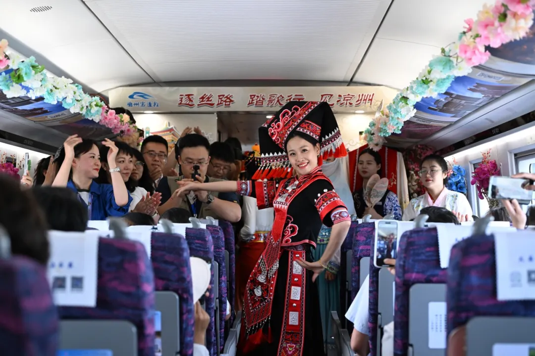 
北京同仁医院黄牛代挂号电话票贩子号贩子网上预约挂号,住院检查加快,今日开通！网友赞叹：家乡通高铁啦！