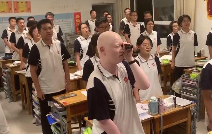 
中国人民解放军总医院黄牛代挂号电话票贩子号贩子网上预约挂号,住院检查加快,用望远镜看黑板的男孩被清华录取 为追梦人点赞！