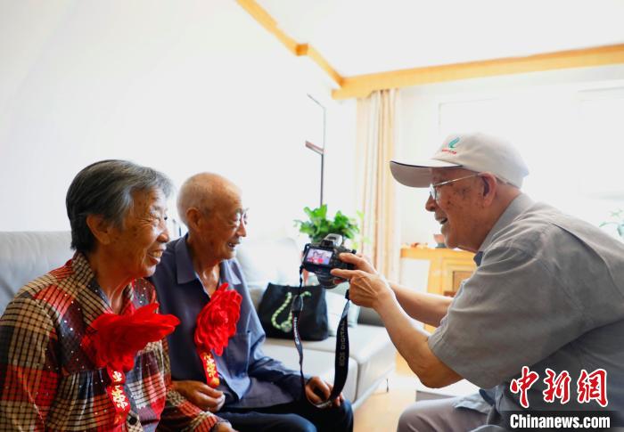 
长沙各大医院黄牛代挂号电话票贩子号贩子网上预约挂号,住院检查加快,94岁老人和他的11台照相机