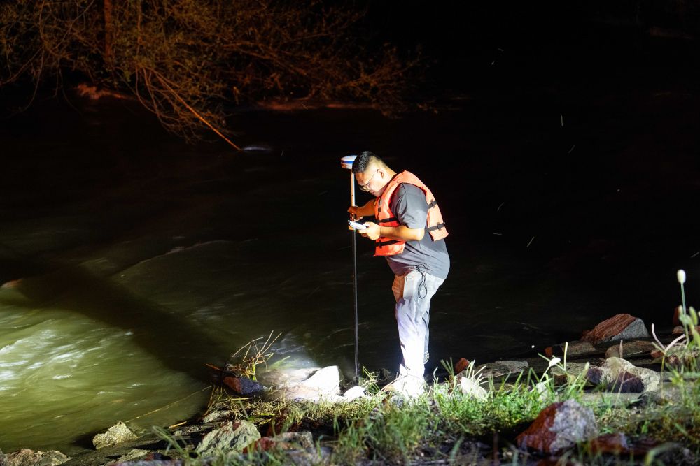 
西安市儿童医院黄牛代挂号电话票贩子号贩子网上预约挂号,住院检查加快,聚焦防汛抗洪丨湖南岳阳市华容县团洲垸洞庭湖一线堤防决口现场抢险进行时
