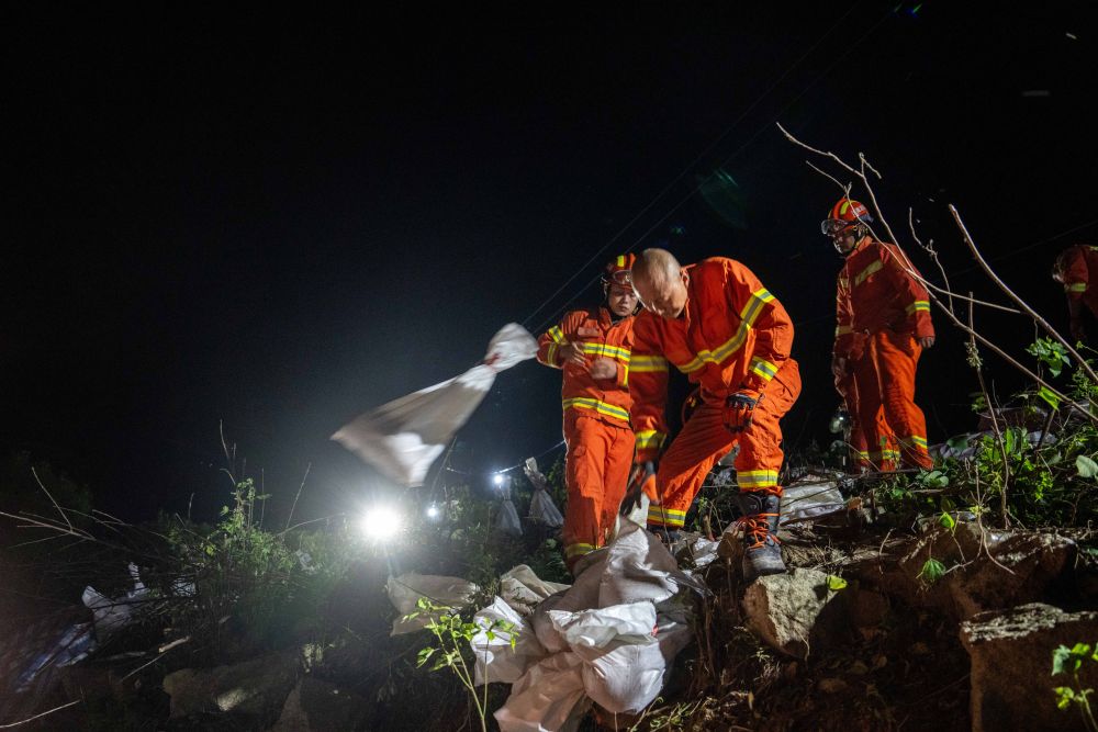 
西安市儿童医院黄牛代挂号电话票贩子号贩子网上预约挂号,住院检查加快,聚焦防汛抗洪丨湖南岳阳市华容县团洲垸洞庭湖一线堤防决口现场抢险进行时