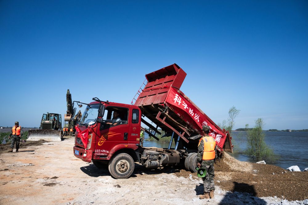 
西安市儿童医院黄牛代挂号电话票贩子号贩子网上预约挂号,住院检查加快,聚焦防汛抗洪丨湖南岳阳市华容县团洲垸洞庭湖一线堤防决口现场抢险进行时