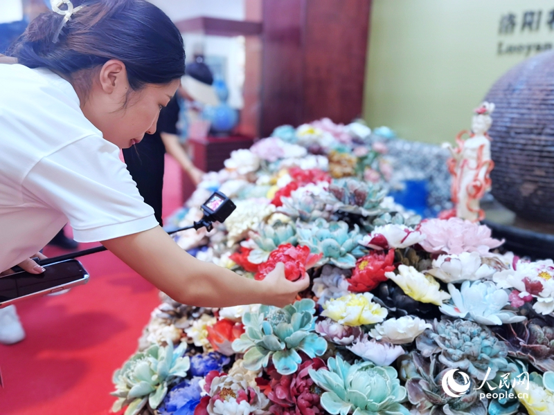 
北京肿瘤医院黄牛代挂号电话票贩子号贩子网上预约挂号,住院检查加快,【何以中国 行走河南】洛阳“牡丹”瓷上“绽放”