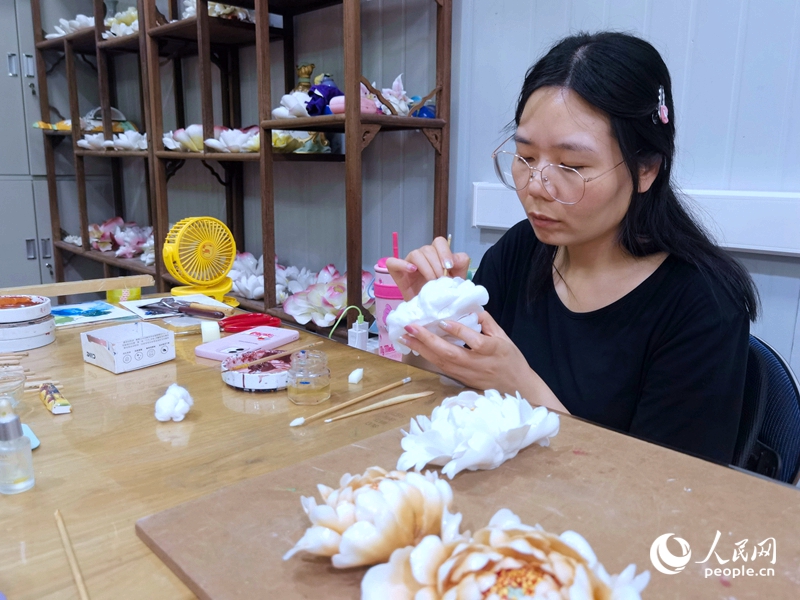 
北京肿瘤医院黄牛代挂号电话票贩子号贩子网上预约挂号,住院检查加快,【何以中国 行走河南】洛阳“牡丹”瓷上“绽放”