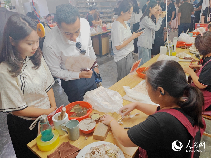 
北京肿瘤医院黄牛代挂号电话票贩子号贩子网上预约挂号,住院检查加快,【何以中国 行走河南】洛阳“牡丹”瓷上“绽放”