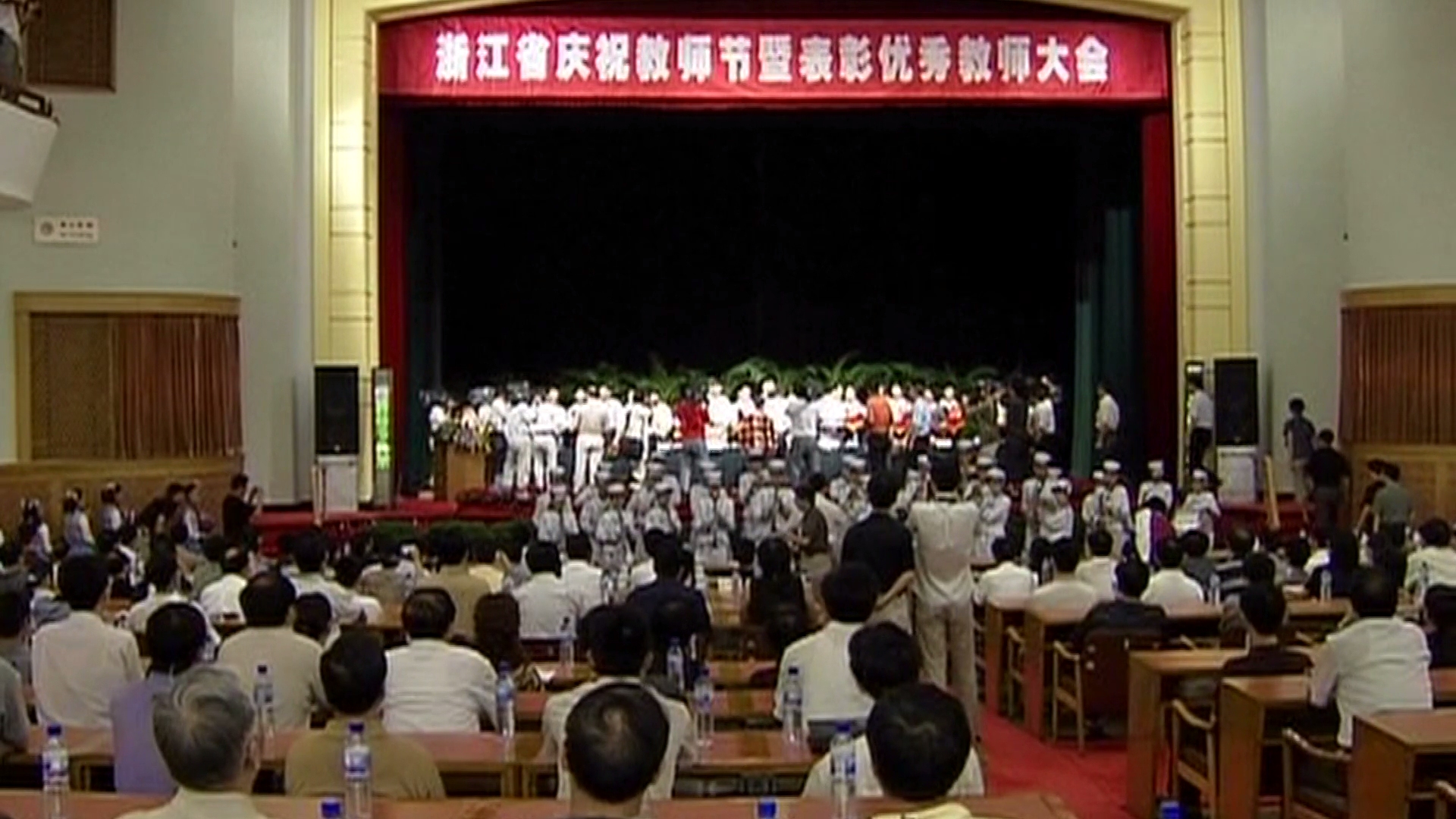 
西安西京医院黄牛代挂号电话票贩子号贩子网上预约挂号,住院检查加快,第一视点丨盛行千里 难忘师恩