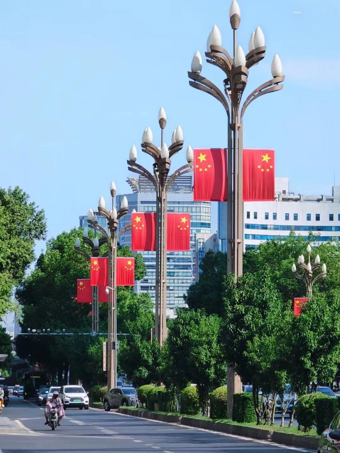 
北京协和医院黄牛代挂号电话票贩子号贩子网上预约挂号,住院检查加快,国庆氛围感拉满！祖国大街小巷披上“中国红”